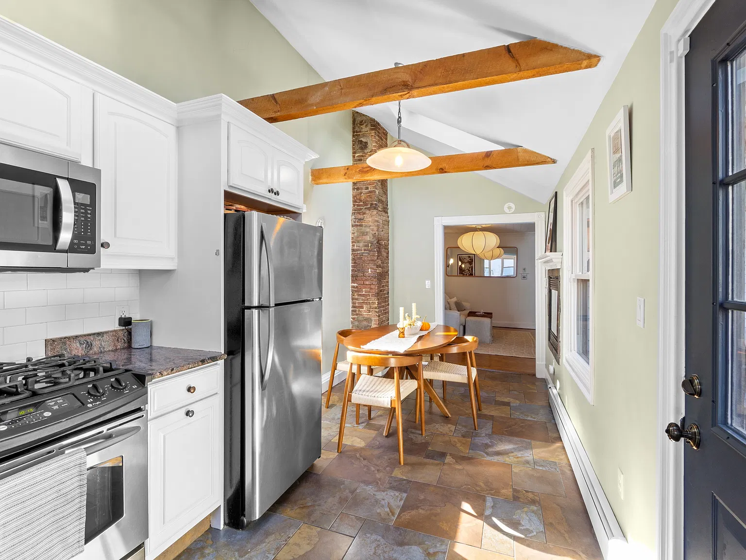 2 bed, 1.5 bath, 935 sqft, $4,000 — Photo 2