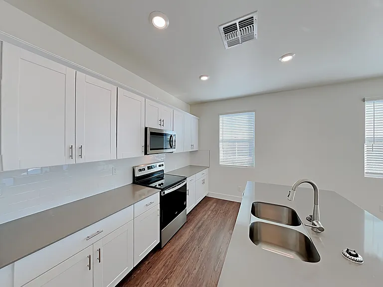 21425 S 231st St — Photo 3