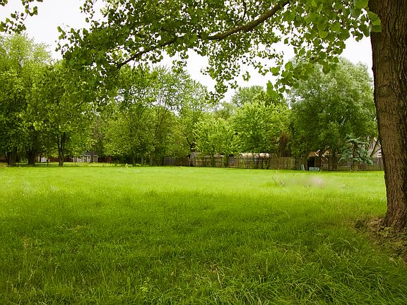 3rd image of 35825 Linden Ln