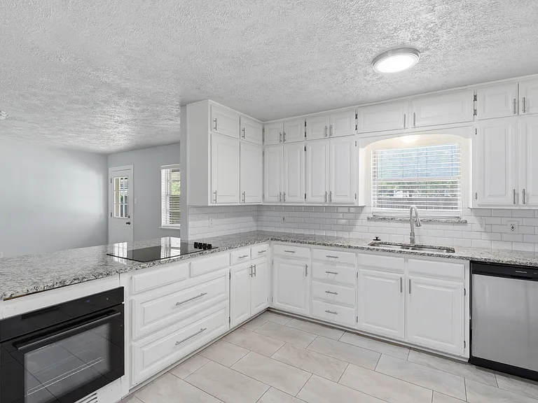 2120 Nottingham Blvd — Photo 5