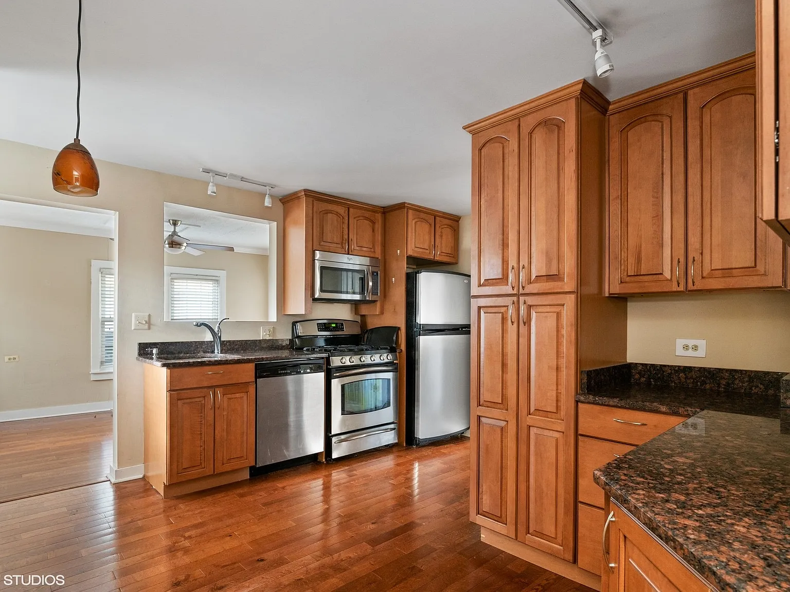 3 bed, 1.5 bath, 1200 sqft, $2,150 — Photo 2
