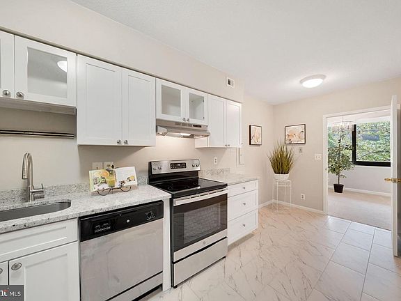3rd image of 1805 Crystal Dr APT 205S