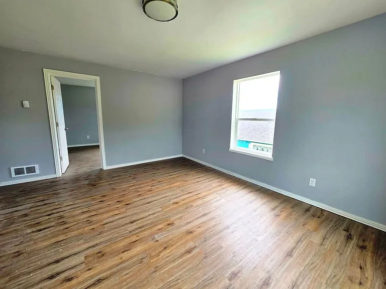 2528 Pacific Ave — Photo 3