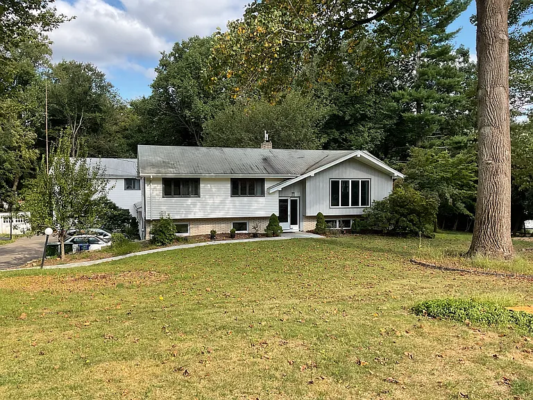 442 Surrey Ln — Photo 35
