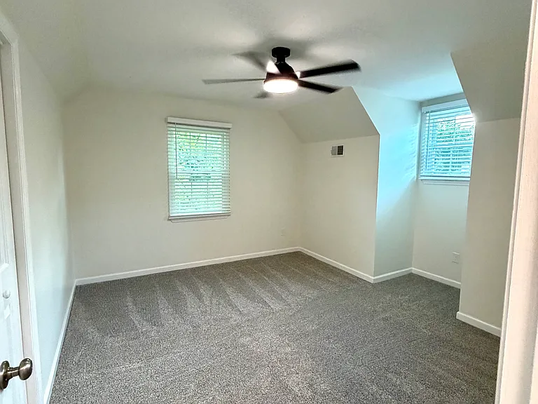 302 Rolling Acres Dr — Photo 8