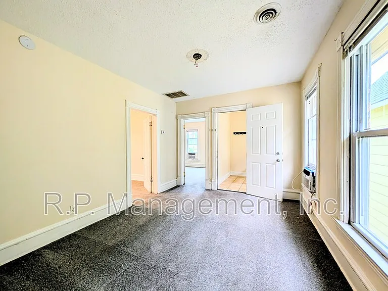 340 16th Ave NE — Photo 2