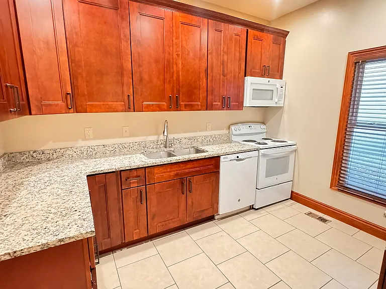 2248 Sheldon St — Photo 11