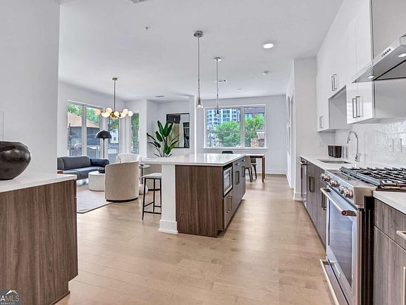 3rd image of 775 Juniper St NE #101