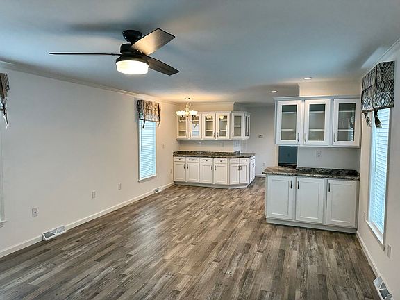 5th image of 105 Peter St