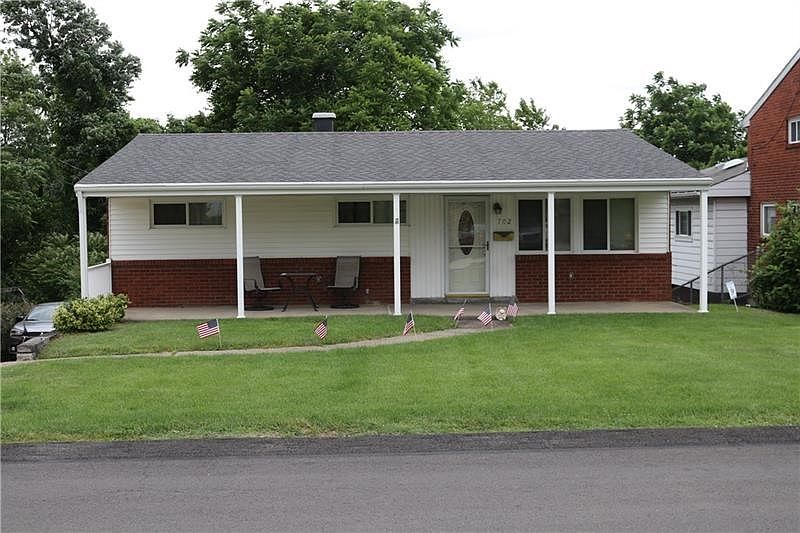 Welcome to 702 Lindsay Road. Close to I-79, shopping and Scott Township Park and Pool.