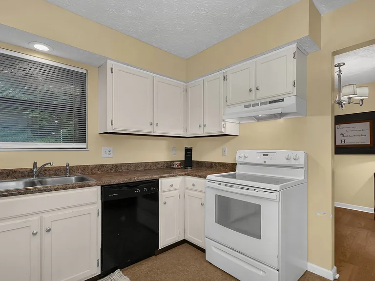 3084 Highland Park Dr — Photo 7