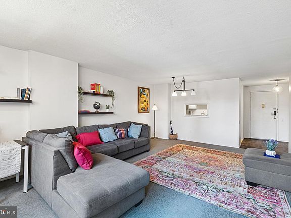 4th image of 1420 Locust St APT 8G
