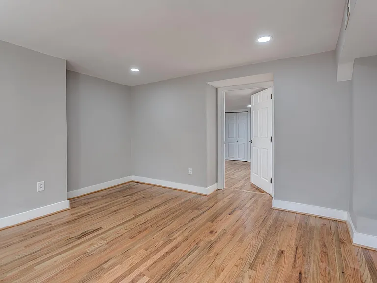 118 E Monmouth St — Photo 9