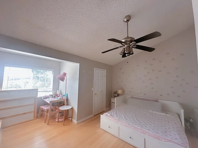 2026 Oxford Ln — Photo 8