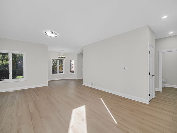 3rd image of 424 Ashbury Dr