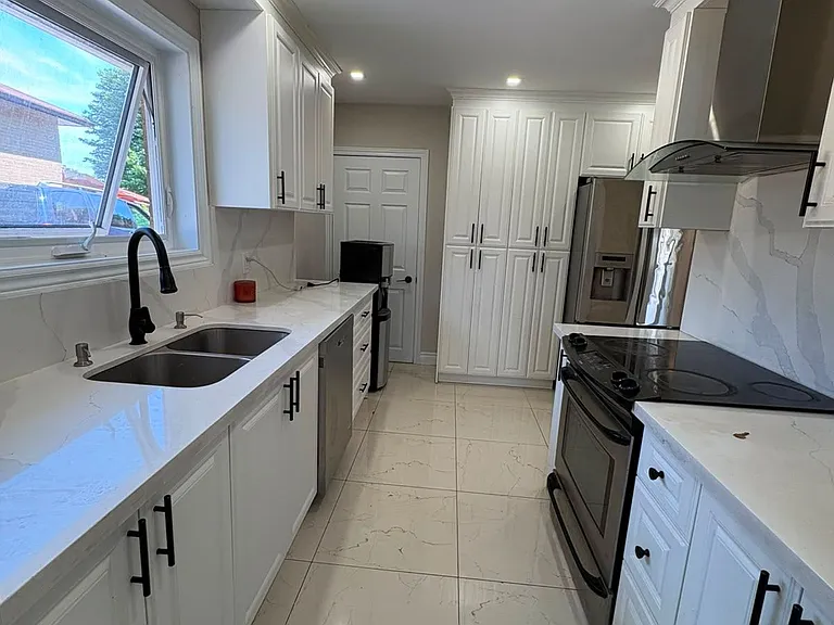 56 Stonehenge Cres — Photo 5