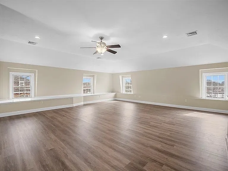 3 bed, 2.5 bath, 2500 sqft, $3,800 — Photo 2