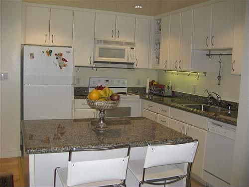4th image of 260 King St Unit 775