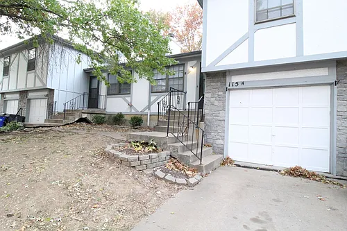 115 N Saxony Dr Photo 1
