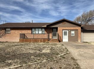 708 S 7th St, Leoti, KS 67861
