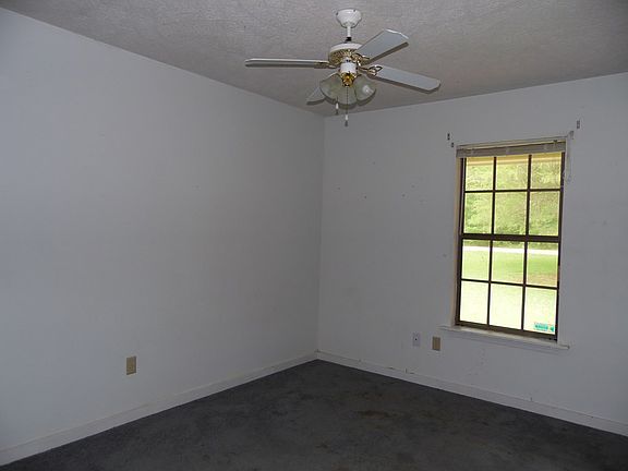 5th image of 205 Silver Creek Dr