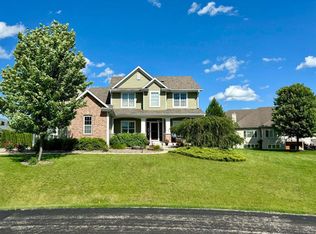 140 Lester Ct, Dousman, WI 53118