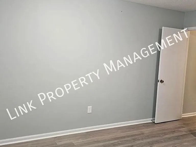 900 Peppermill Rd — Photo 8