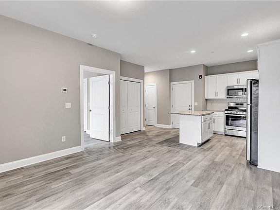 5th image of 309 Bridgeport Ave #204