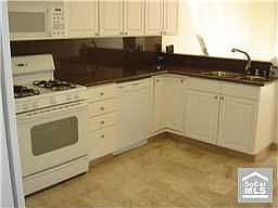 Gourmet kitchen w/granite countertops, new cabinetry 