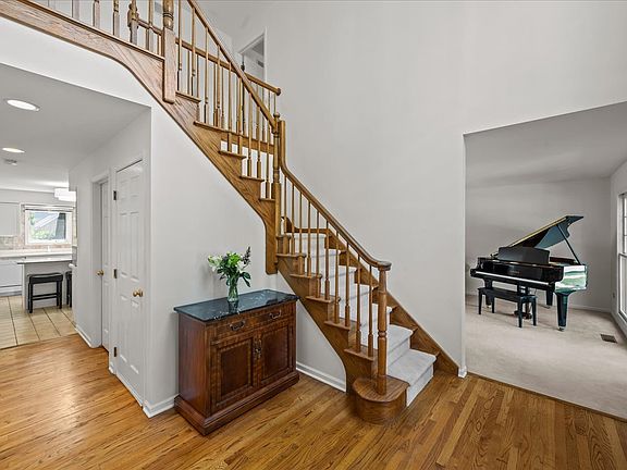 4th image of 542 Wayland Ave