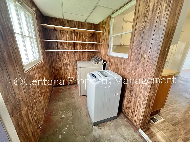 1021 E Commercial Ave — Photo 12