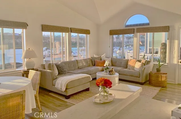 2 bed, 2.0 bath, 1125 sqft, $8,600 — Photo 2