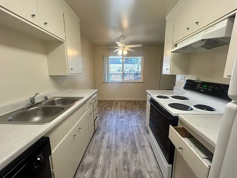 Dry Creek Apartments — Photo 6