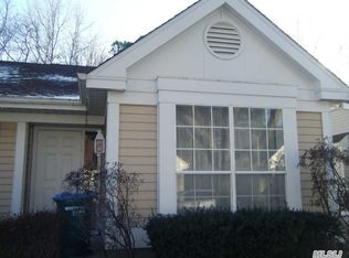 5 Huntington Ct, Ridge, NY 11961