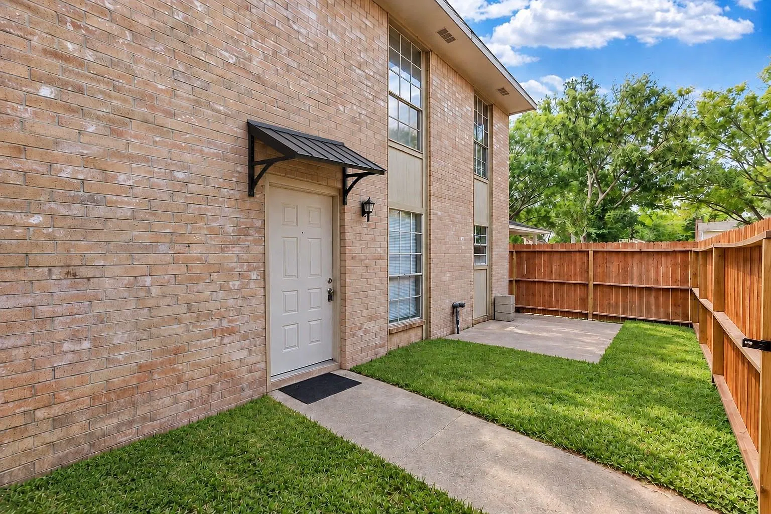 2 bed, 1.5 bath, 1300 sqft, $1,700 — Photo 1