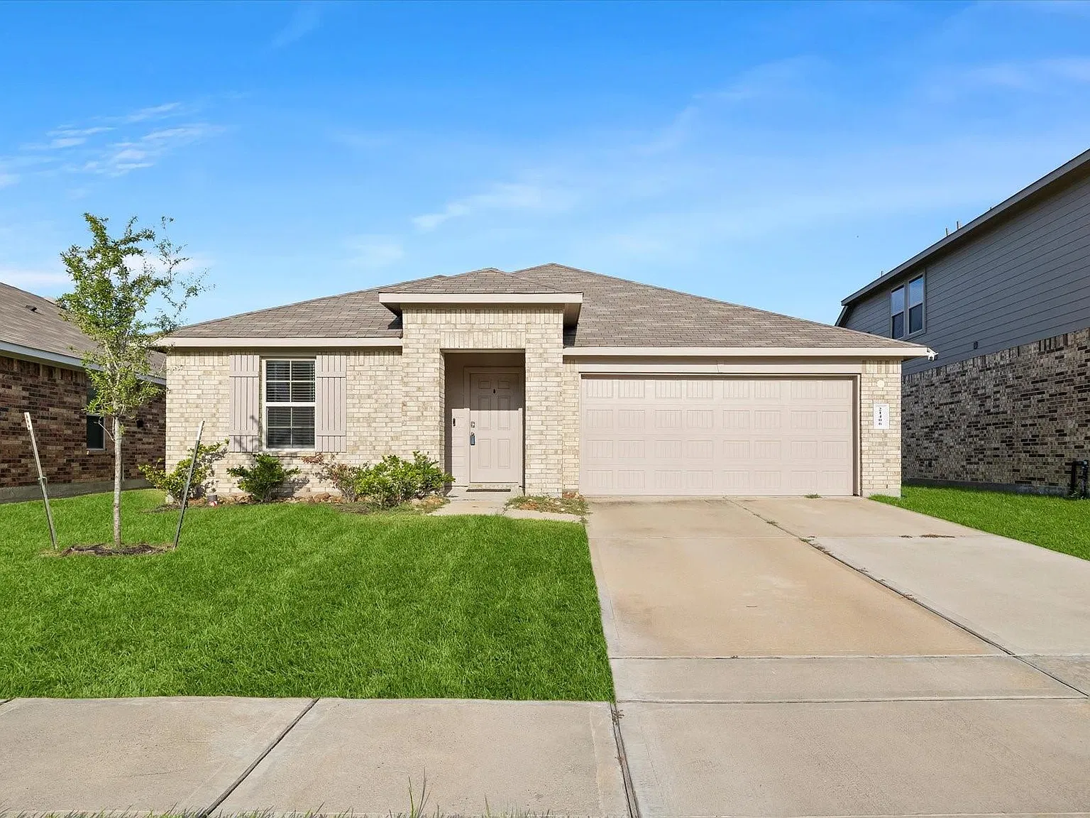 4 bed, 2.0 bath, 2302 sqft, $2,495 — Photo 2