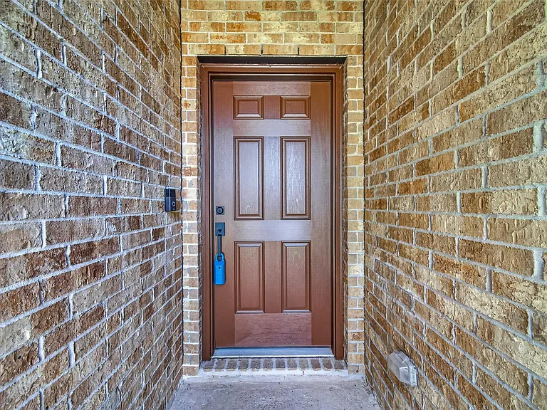 16307 Rockdale Landing Dr — Photo 2