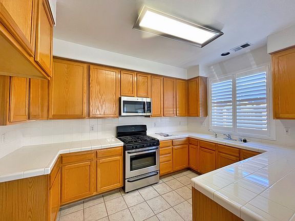 4th image of 28820 Tucker St