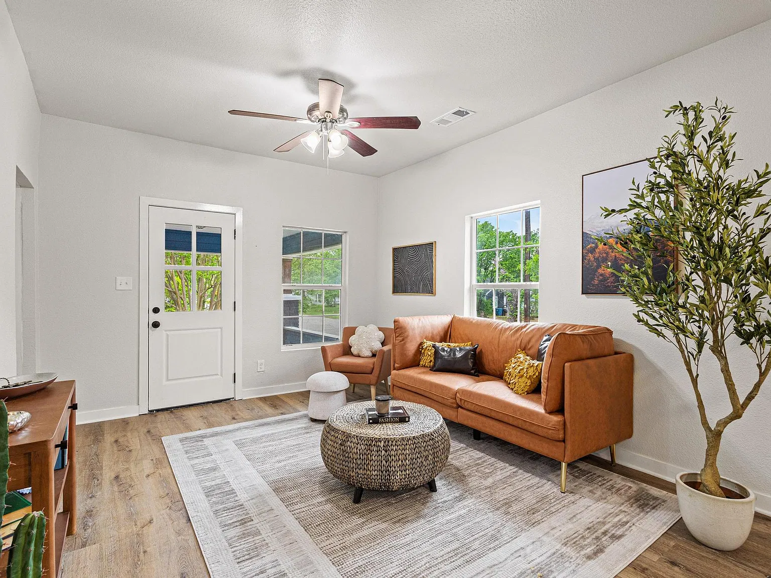 3 bed, 1370 sqft, $1,550 — Photo 1