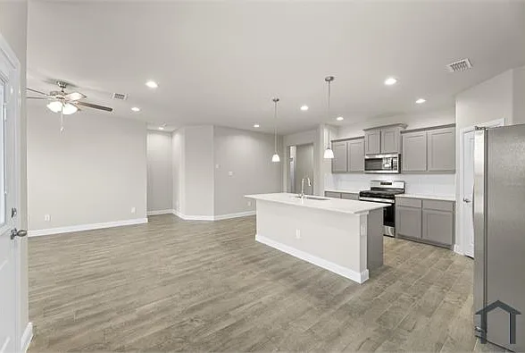 4 bed, 1659 sqft, $2,300 — Photo 4