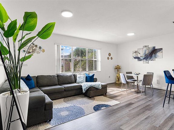 4th image of 230 SE 29th Ave Unit 21