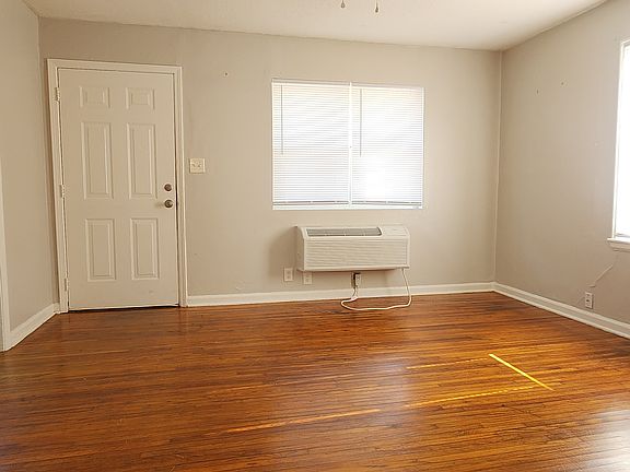 3rd image of 829 S Pershing St