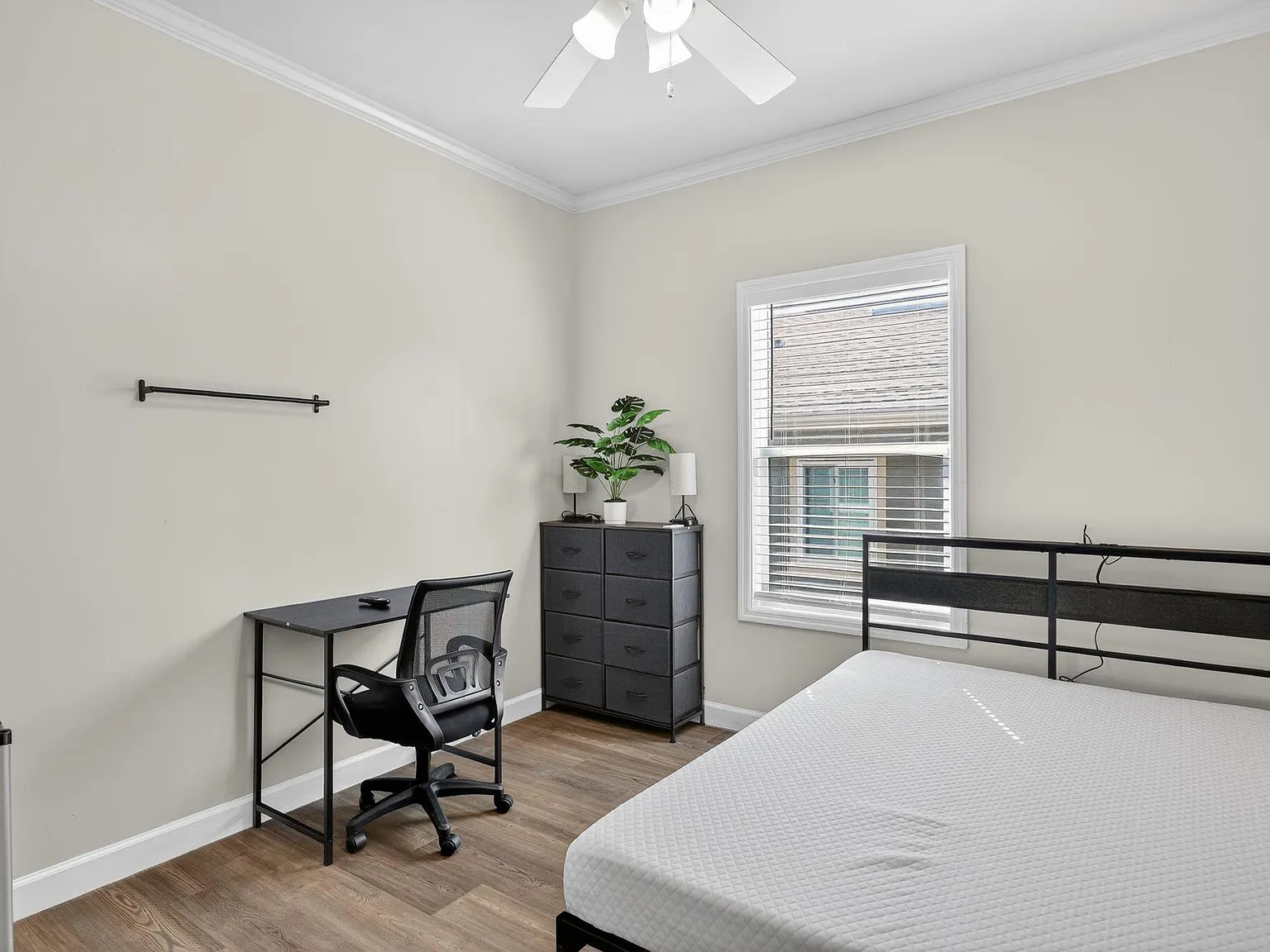 4 bed, 3.0 bath, 1900 sqft, $979 — Photo 2