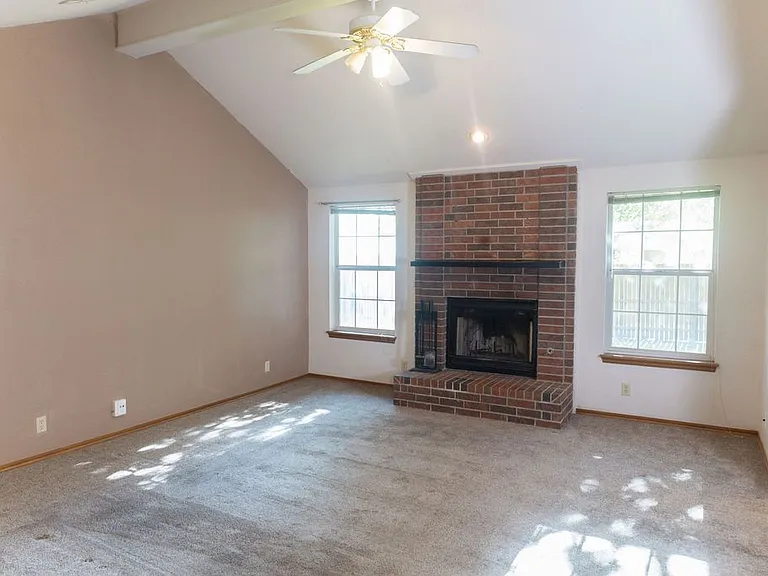 304 Eccell Ct — Photo 2