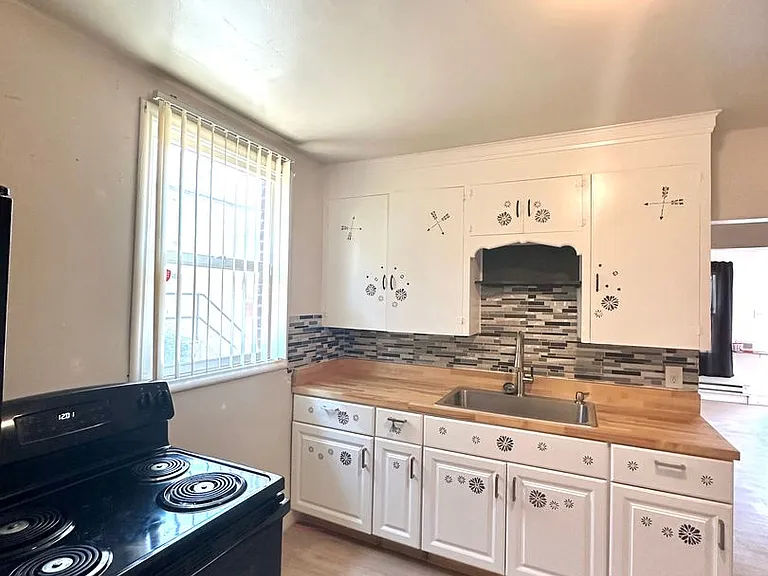 556 23rd St — Photo 2