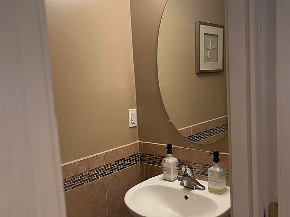 5th image of 102 Cove Ct #1D