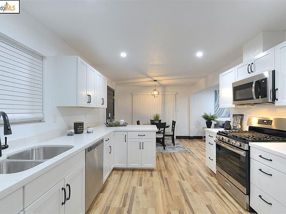 3rd image of 1133 Mission Dr