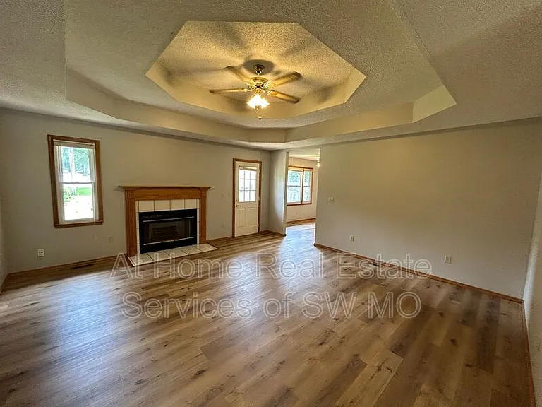 306 W Hunter Dr — Photo 2