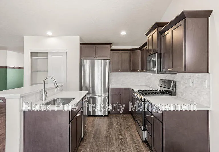644 Stanley Lake St — Photo 6