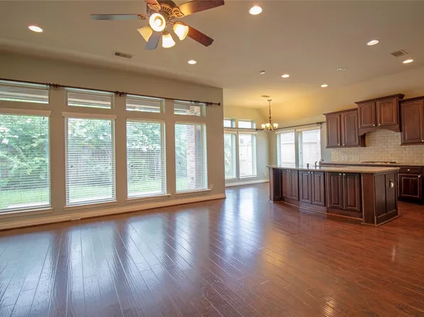 2019 Sunset Springs Dr, Pearland, TX 77584